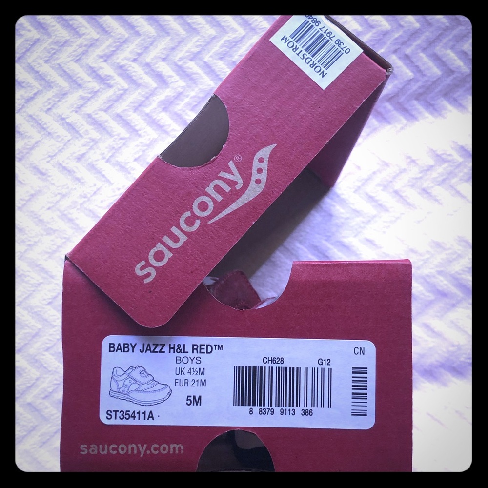 Dead stock baby jazz saucony size 5m NEW red